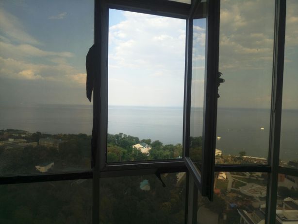 Трехкомнатная квартира с прямым видом на море в ЖК "Гагарин плаза"