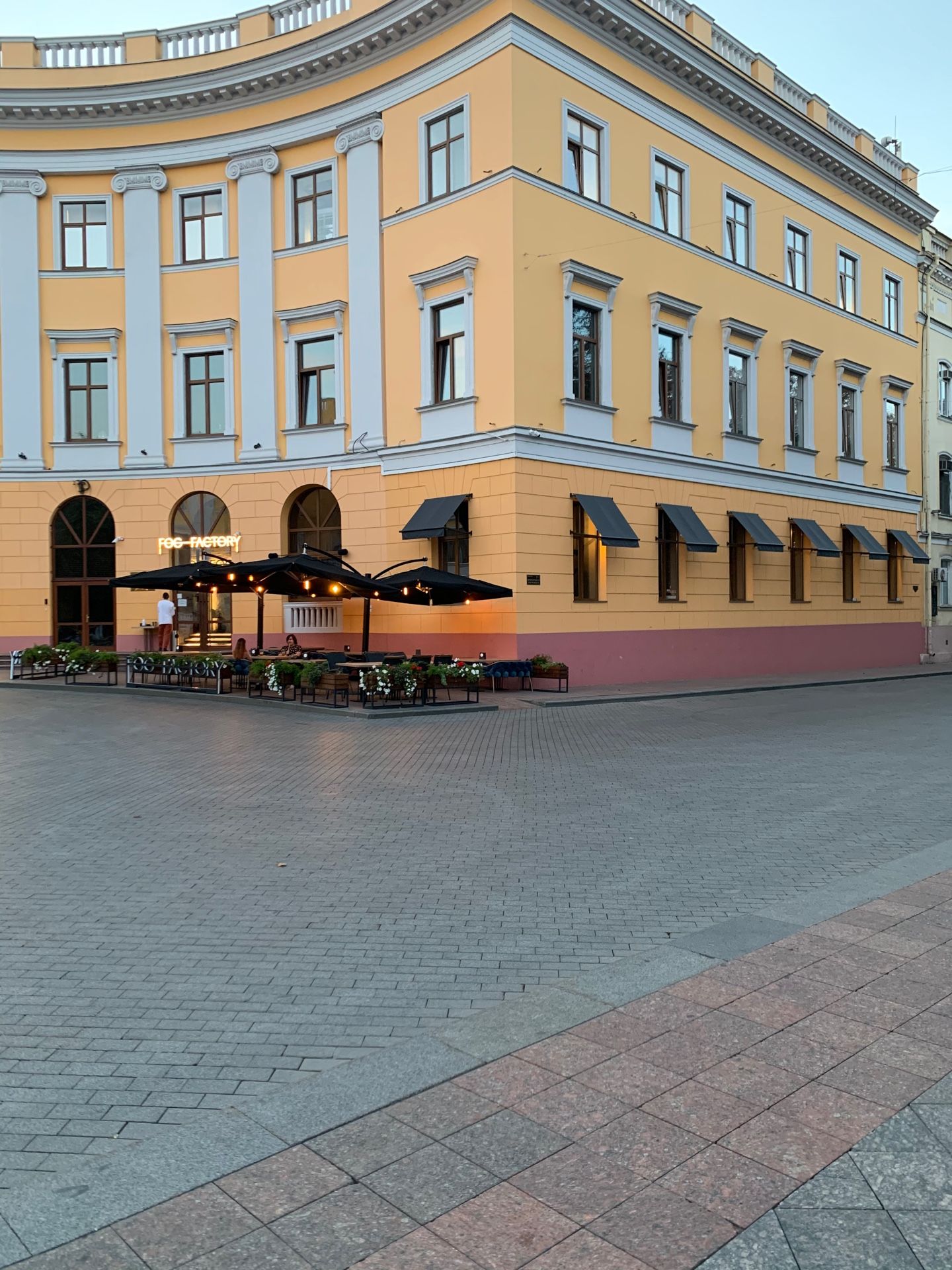 Фасад на Приморском бульваре под ресторан, магазин и др.