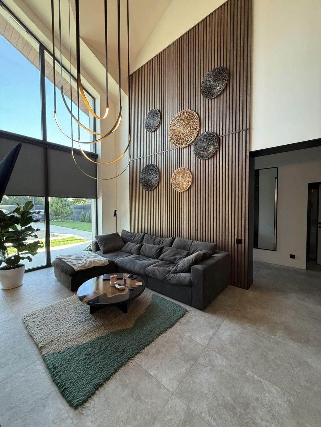 Современный дом с камином и бассейном на 10 ст. Б. Фонтана. ID 54020 (Фото 1)