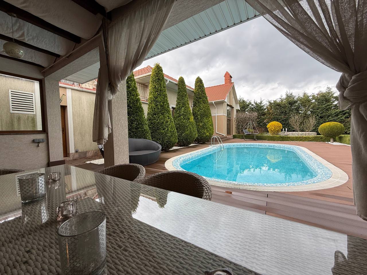 Дом на 15 сотках в бассейном в Совиньоне  ID 54179 (Фото 1)