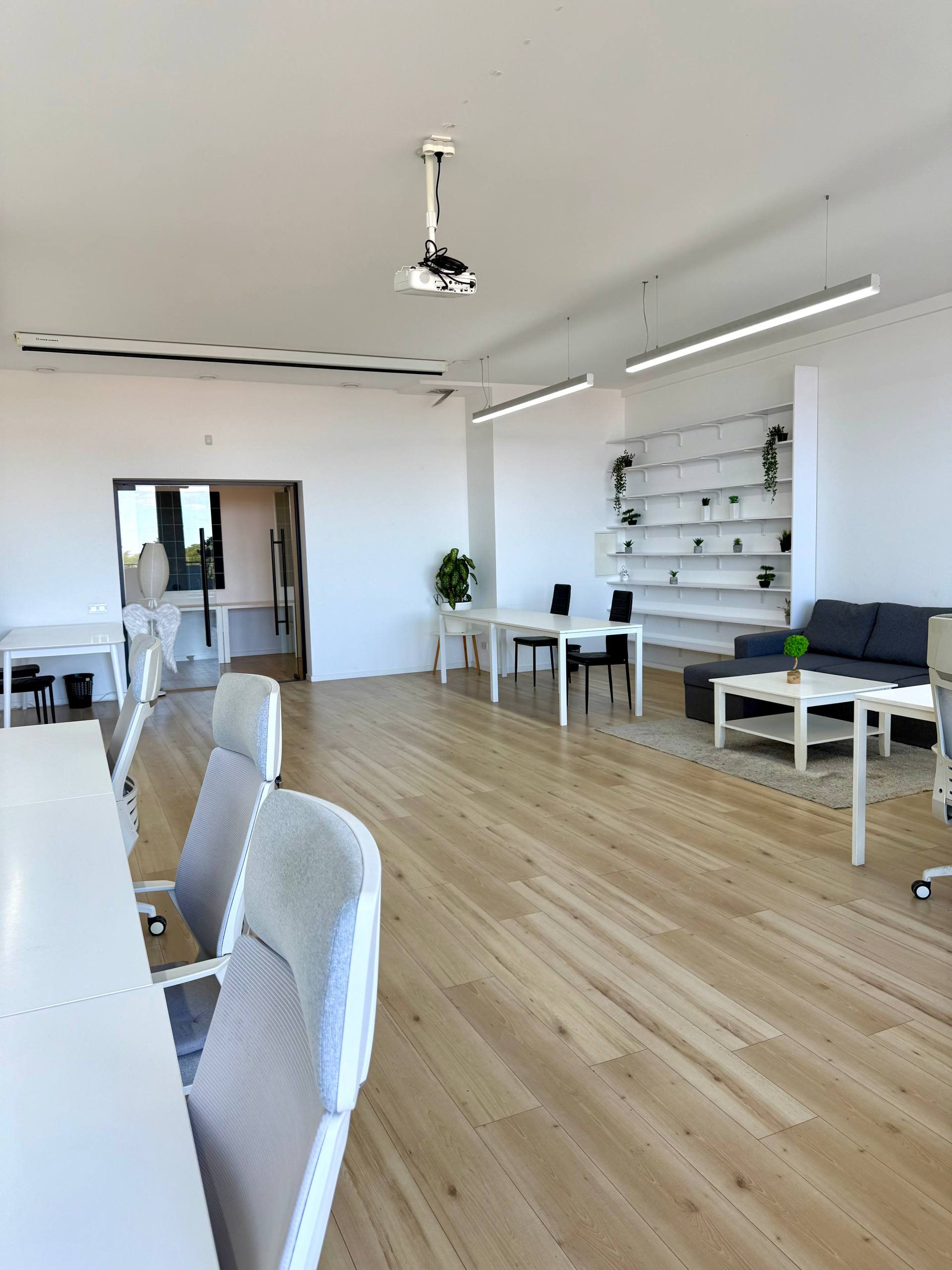 Аренда офиса закрытого типа 250 м² с террасами и видом на море. ID 54424 (Фото 1)
