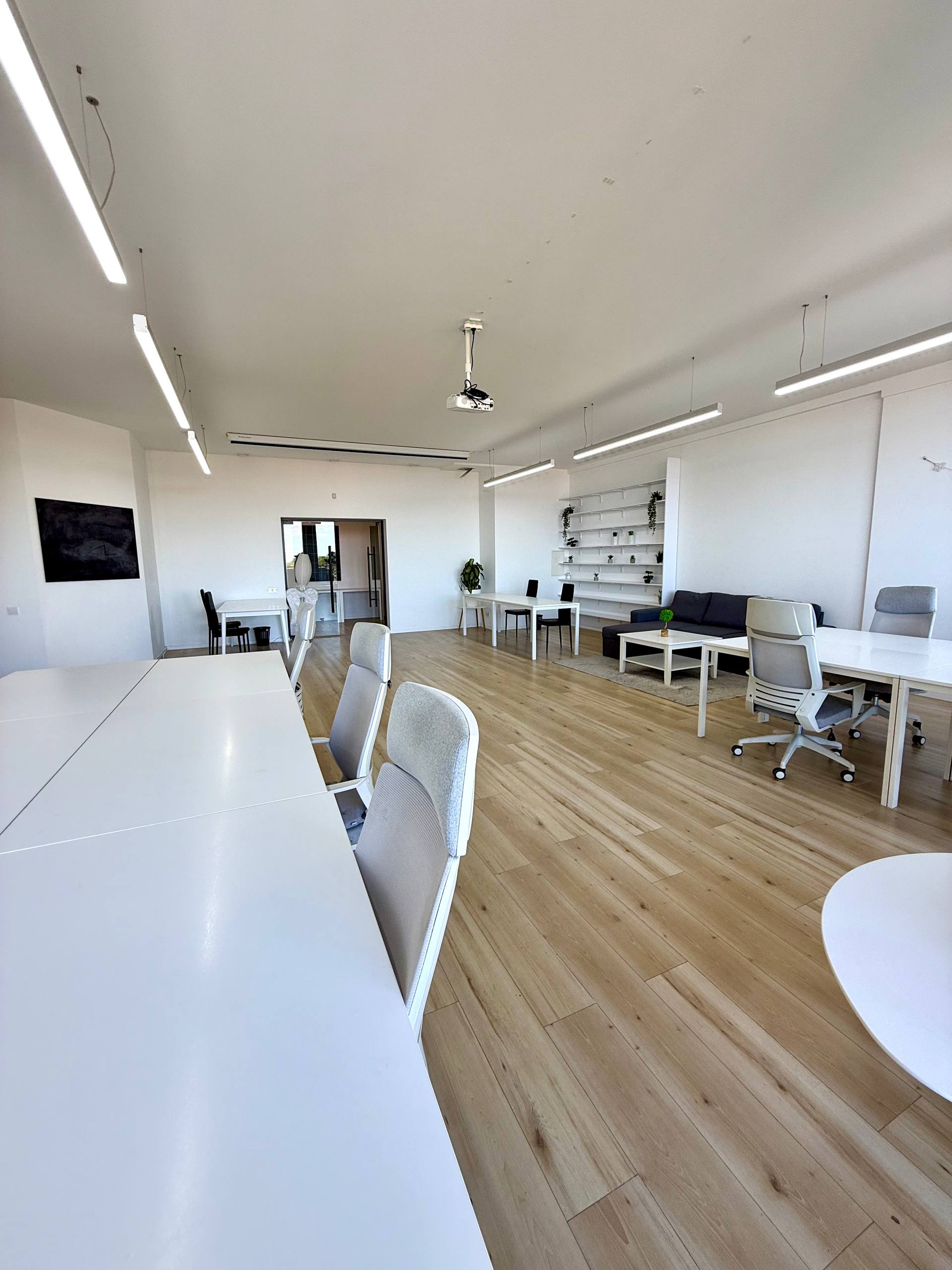 Аренда офиса закрытого типа 250 м² с террасами и видом на море. ID 54424 (Фото 2)