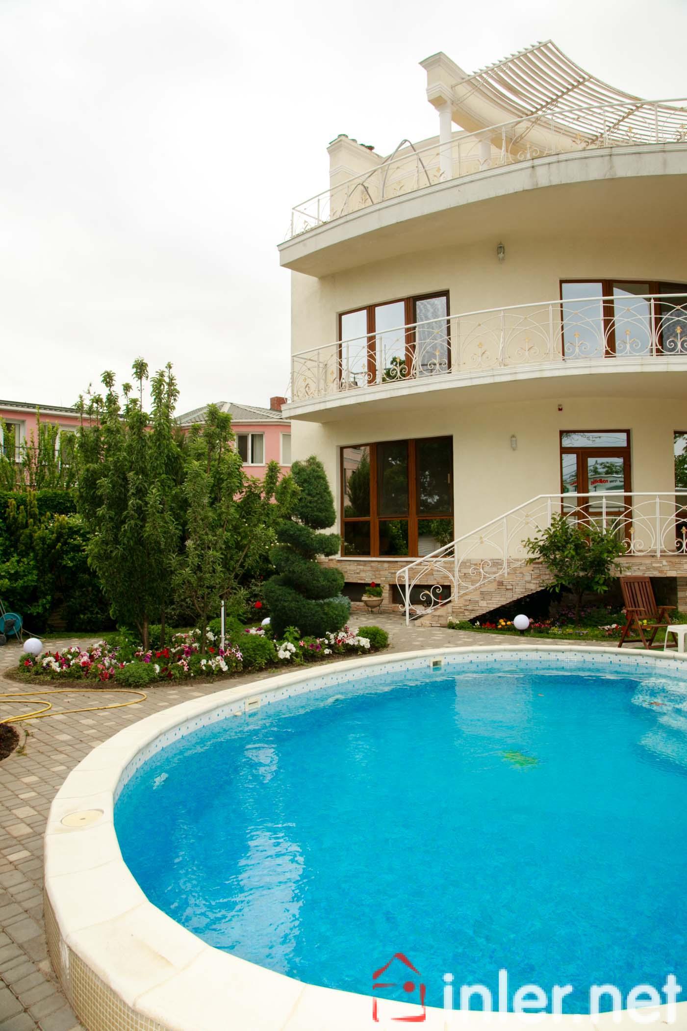 Дом с бассейном и террасами по авторскому проекту Беликова